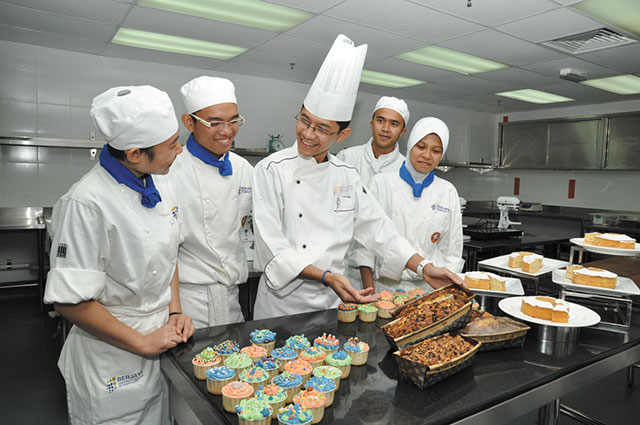 Chef Roizz showing the students the finished products