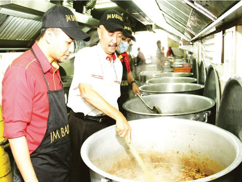 Mr Zulkarnain on-site to monitor the cooking of Bariani